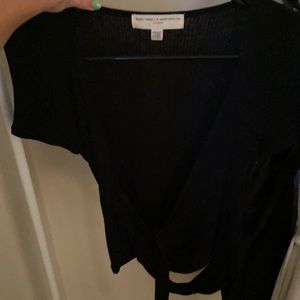 black ribbed t-shirt top that ties from urban outfitters!